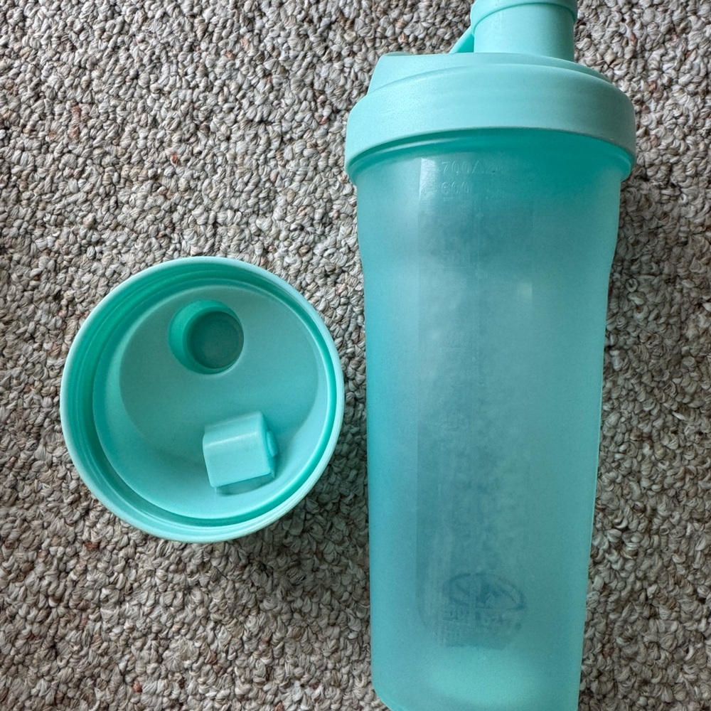 EUC 20oz Aqua Light Blue Workout Protein Shake Shaker Bottle with Extra Lid